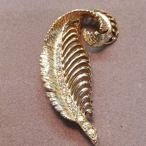 Elegant Gold Leaf Brooch with Sparkling Accents